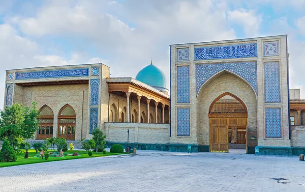 La façade de la mosquée de l'imam Khazrat — Photo