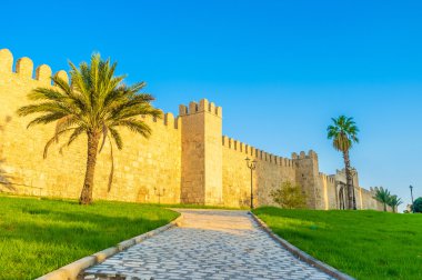 The footpath to the wall