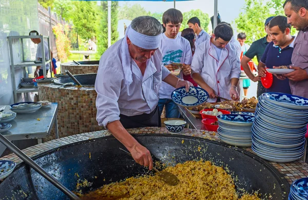 Membeli pilaf — Stok Foto