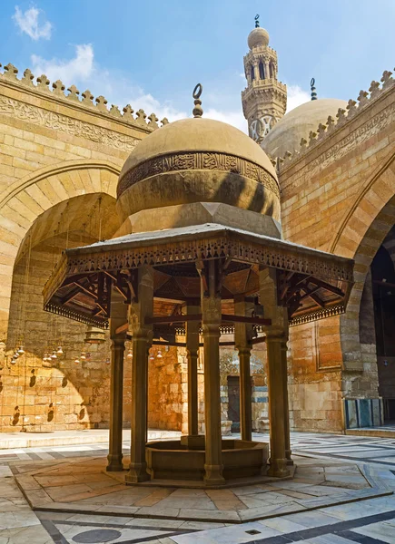 The fountain in mosque's courtyard — Stock Photo, Image