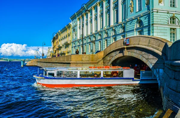 La barca turistica — Foto Stock