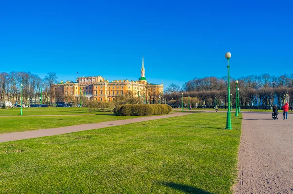 Genom parken — Stockfoto