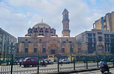 The wide avenue in Cairo