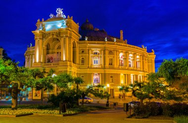 Akşam Opera Tiyatrosu 