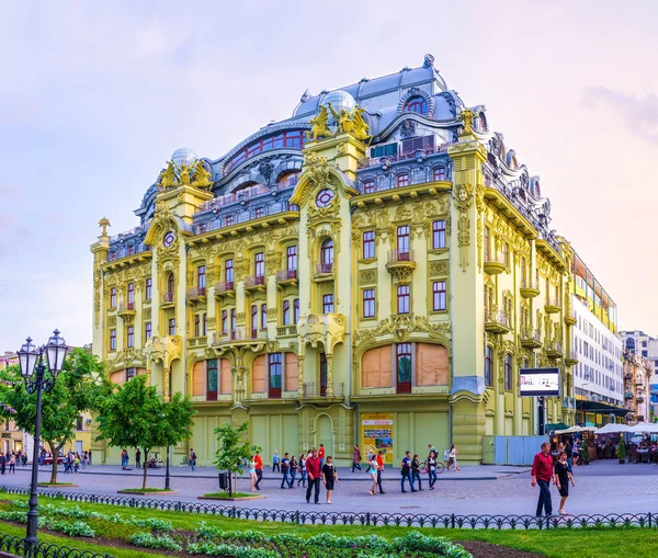 O edifício enorme — Fotografia de Stock