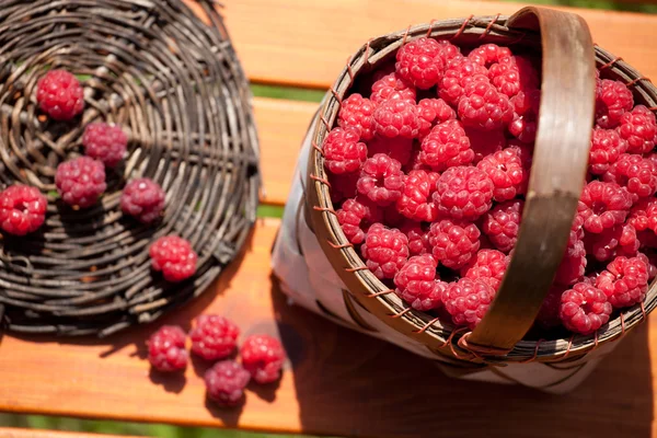 Frische Himbeere im Korb auf Holztisch — Stockfoto