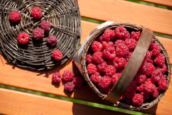 Verse frambozen in een mand op houten tafel — Stockfoto