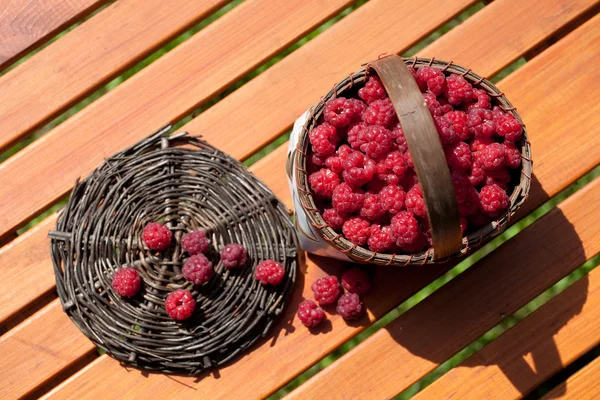 Verse frambozen in een mand op houten tafel — Stockfoto