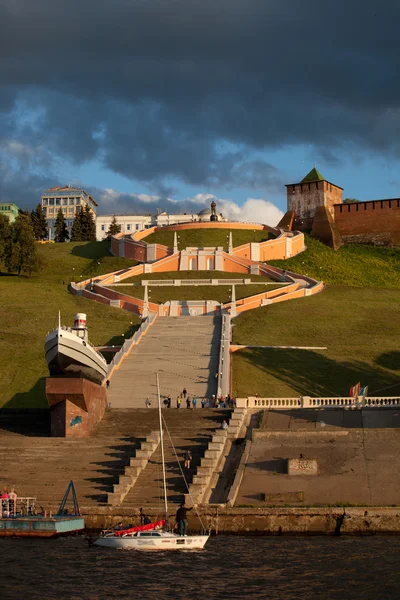 Escalera de Chkalov y torre del Kremlin en Nizhny Novgorod, Rusia — Foto de Stock