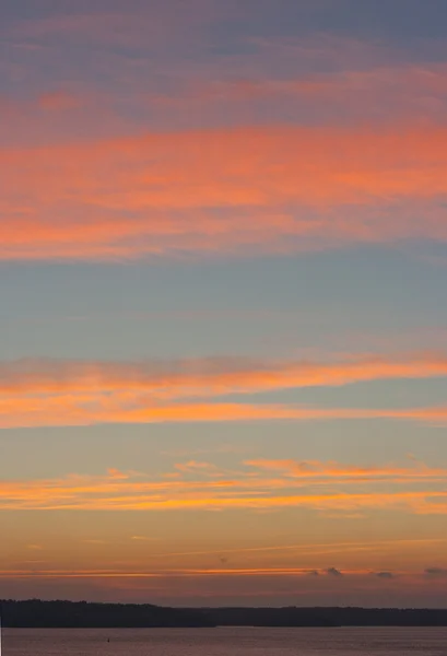 Vackra moln vid soluppgången på havet — Stockfoto