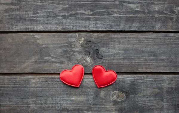 Κόκκινες καρδιές σε ρουστίκ ξύλο — Φωτογραφία Αρχείου