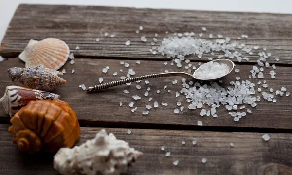 Морські кристали солі в срібній ложці — стокове фото