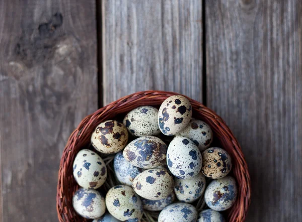 Quail eggs in a basket on a table — Stock Photo, Image