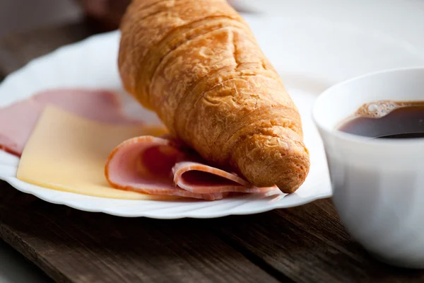 Kontinentální snídaně s croissanty a kávou Stock Snímky