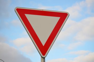 Trafik işaretleri, yol hakkı vermek