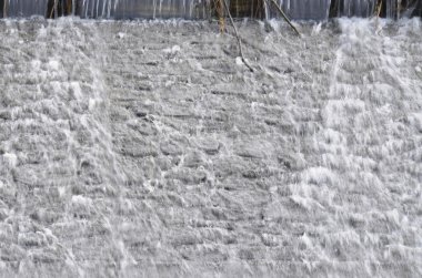 hızla akan su kış Nehri üzerinde