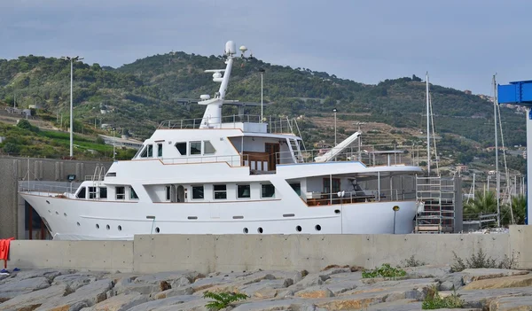 Reparación de yates marinos en la Marina Degli Aregai, San Bartolom — Foto de Stock