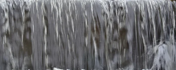 Rychle proudící vody na řece zimní — Stock fotografie