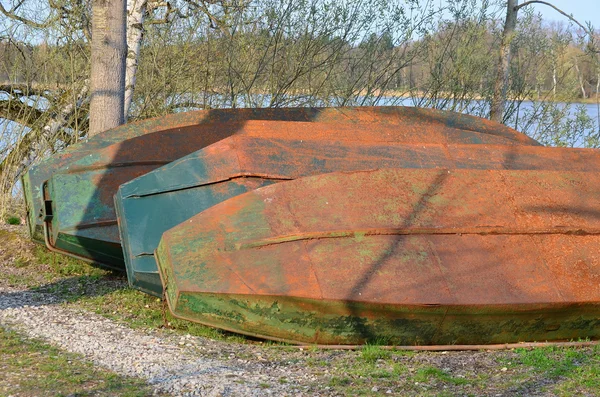 Old metal boat on the shore of the pond — Stock Photo, Image