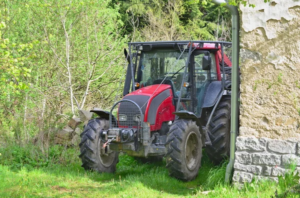 Traktor för att arbeta i skogen, södra Böhmen — Stockfoto