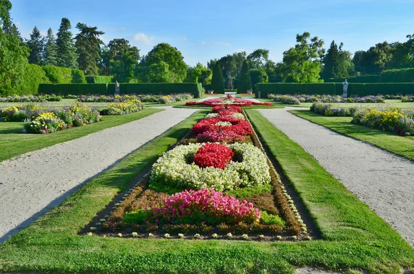 Красивый сад замка, замок Леднице - Исторический Леднице  - — стоковое фото