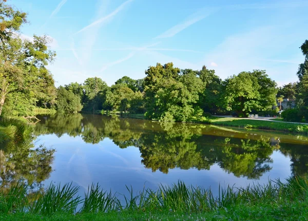 View of the pond in the castle park , castle Lednice , historica — Stock Photo, Image