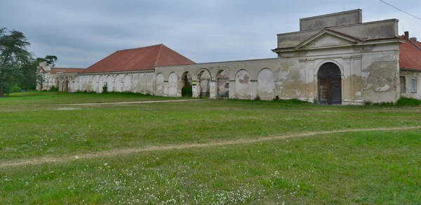 Zchátralé historické budově Novy Dvur, kulturní památka, Ahoj — Stock fotografie