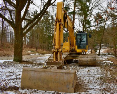 Ağaçların arasına park etmiş sürüngen kazıcısı, Güney Bohemya, Çek Cumhuriyeti