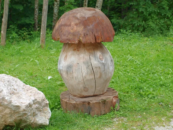 Cogumelo esculpido em madeira — Fotografia de Stock