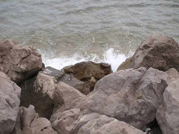 Głazy na brzegu morza, Izola — Zdjęcie stockowe