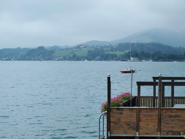 Ködös időjárás, a Mondsee-tótól — Stock Fotó