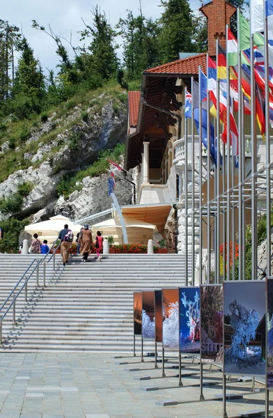 Postojna mağara girişine