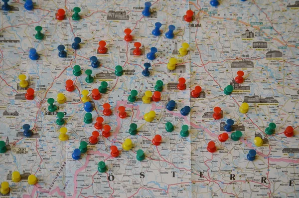 Colored pins on the map indicate points — Stock Photo, Image