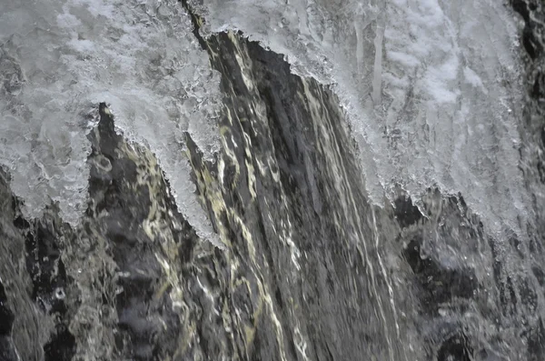 Agua que fluye rápidamente en el río de invierno — Foto de Stock