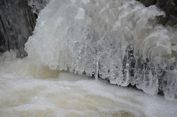 Rychle proudící vody na řece zimní — Stock fotografie
