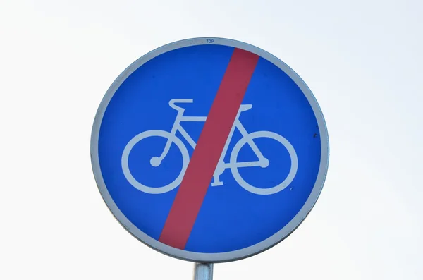 Znak drogowy, koniec trasy rowerowe — Zdjęcie stockowe