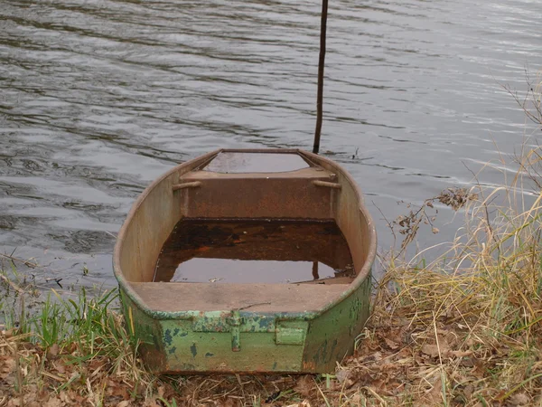 Viejo barco de metal en la orilla del estanque —  Fotos de Stock