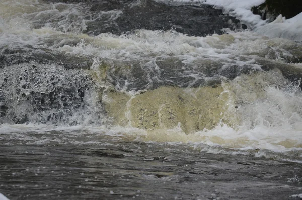 Snel stromend water op de winter rivier — Stockfoto