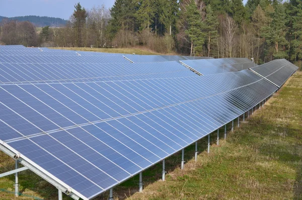 Producción de electricidad mediante paneles fotovoltaicos — Foto de Stock