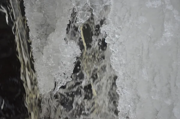 Água que flui rapidamente no rio de inverno — Fotografia de Stock