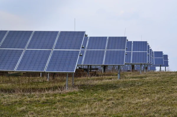 Producción de electricidad mediante paneles fotovoltaicos — Foto de Stock