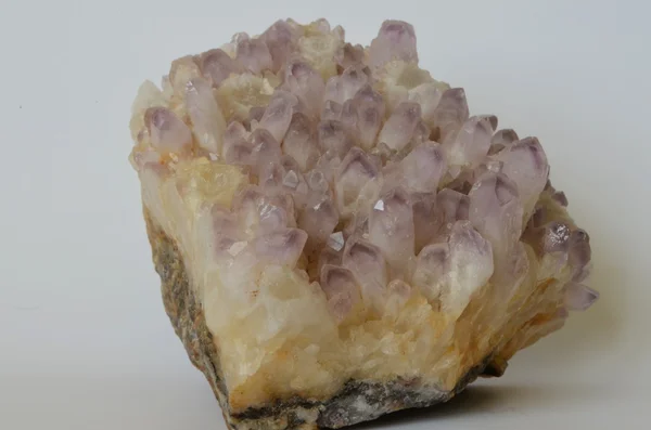 La amatista es una variedad de piedras preciosas de cuarzo cristalizado — Foto de Stock