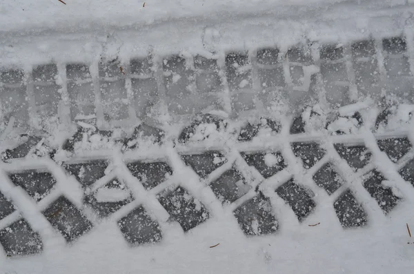 Huellas de neumáticos en la nieve — Foto de Stock