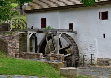 Bykovice köyünde tarihi ve işlevsel bir değirmen var. 16. yüzyıla dayanan zengin bir tarihi olan bir su değirmeni. Güney Moravya, Çek Cumhuriyeti
