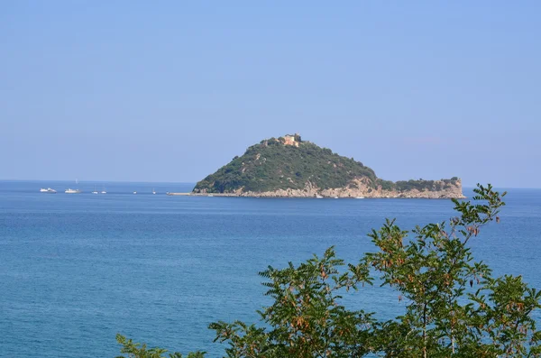 Ligurian Riviera d açıklarında bulunan Gallinara Adası