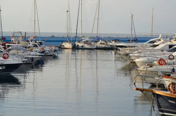 La Marina Aregai Marina se encuentra en Santo Stefano al Mare en — Foto de Stock