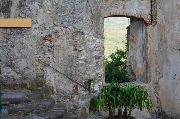 Mittelalterliches fenster in einer alten mauer, diano castello, ligurien — Stockfoto
