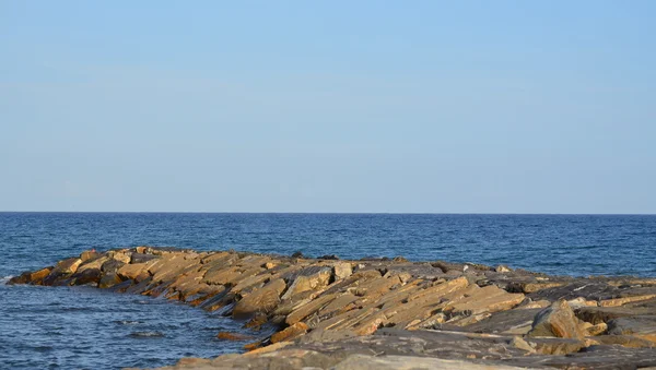 Pohled z hladiny moře, Riviera di Ponente, Ligurie — Stock fotografie