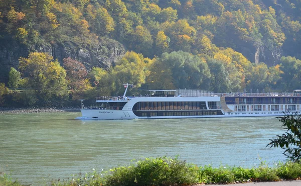 Výletní loď na řece Dunaji — Stock fotografie