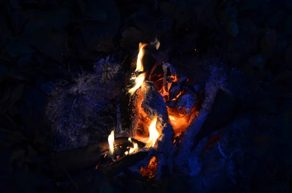 Carvão quente em uma lareira ao ar livre — Fotografia de Stock